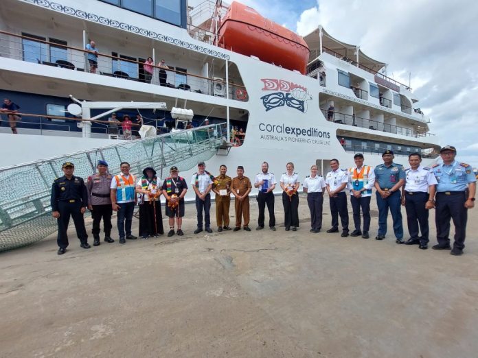 Kapal pesiar Coral Geographer Australia membawa puluhan turis tiba di Pelabuhan Trisakti Banjarmasin, Senin 6 Januari 2025. (wartabanjar.com - Ist. MC Kalsel)