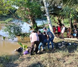 Personel Polsek Muara Harus bersama warga Desa Manduin mengevakuasi jasad yang ditemukan mengapung di sungai Tabalong. (wartabanjar.com - Ist. Humas Polres Tabalong)