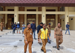 Plt Kadis PUPR Kalsel, M Yasin Toyib, meninjau proyek pembangunan masjid Syekh M ArsyadAl-Banjari, Senin. (wartabanjar.com - Ist. PUPR)