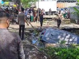 Mobil Disopiri Emak-emak Bawa Anak Tercebur di Jalan A Yani Km 11 Gambut