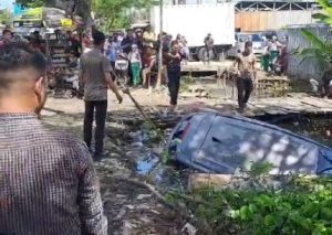 Mobil tercebur di Jalan A Yani Km 11, Gambut, Kabupaten Banjar, Kalsel, Selasa pagi. (wartabanjar.com - Ist. Kiriman warga)