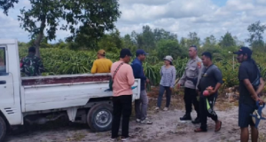 Anggota Polsek Sebangau memediasi perselisihan warga terkait lahan di Kelurahan Kalampangan. (wartabanjar.com - Ist. Polresta Palangka Raya)