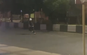 Salah satu pelaku tawuran gengster berlari mengejar seterunya di depan RSUD Ulin, Jumat dinihari. (wartabanjar.com - Ist. Kiriman warga)