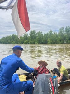 Jajaran Satpolairud Polres Tanah Laut berbagi dalam porgram Jumat Berkah. (wartabanjar.com - Ist. Humas Polres Tala)