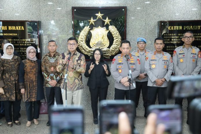 Kepala BPOM, Taruna Ikrar, dan Kapolri, Jenderal Listyo Sigit Prabowo, memberikan keterangan pers. (wartabanjar.com - Ist. Divisi Humas)