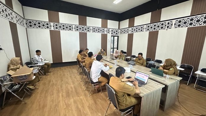 Diskominfosp Kabupaten Tanah Bumbu menggelar rapat untuk mengevaluasi tim pengelola pusat data. (wartabanjar.com - Ist. MC Tanbu)