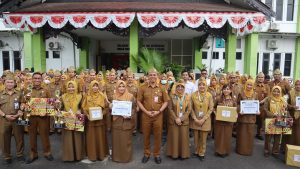 Kepala Dinas Kesehatan Kota Banjarmasin, dr Tabiun Huda, bersama perwakilan Puskesmas yang mendapat pennghargaan. (wartabanjar.com - Ist. Dinkes)