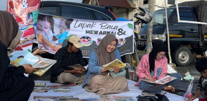 PELITA dan Dispersip Tanah Bumbu mengadakan lapak baca dan aktivitas mewarnai gratis, Minggu. (wartabanjar.com - Ist. MC Tanbu)