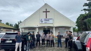 Personel Polres Tanah Laut patroli ke sebuah gereja untuk memastikan keamanan masyarakat yang sedang beribadah Minggu. (wartabanjar.com - Ist. Humas)