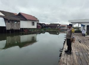Personel Polsek Bati-Bati melakukan pengecekan debit air di sungai Desa Benua Raya. (wartabanjar.com - Ist. Humas Polres Tala)