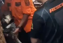 Saat Banjir Rob, Ular Piton Menyelinap di Toko Pedagang Pasar Ujung Murung