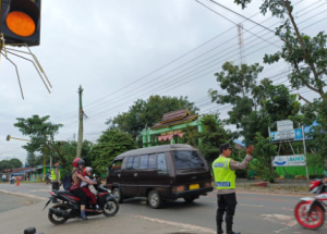 Anggota Satlantas Polres Tanah Laut melakukan pengaturan di sejumlah titik strategis terutama pada pagi hari, Selasa. (wartabanjar.com - Ist. Humas Polres Tala)