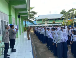 Kabag SDM Polres Tanah Laut Kompol M. Yusuf dan jajaran sosialisasi PSB SMA Kemala Taruna Bhayangkara di SMPN 1 Pelahari, Senin. (wartabanjar.com - Ist. Humas)