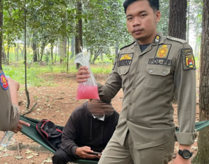 Minuman sejenis tuak yang diamankan personel Satpol PP Kota Banjarbaru dari seorang pengunjung wisata hutan pinus Mentaos, Selasa. (wartabanjar.com - Ist. Satpol PP Bjb)
