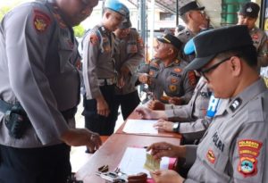 Pemeriksaan senjata api yang dipegang personel Polresta Banjarmasin. (wartabanjar.com - Ist. Humas)