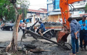 Jangkar yang ditemukan saat dilakukan pengerukan di Jalan Pangeran Samudera, Banjarmasin, Rabu siang. (wartabanjar.com - Ist. @info_banjarmasin)