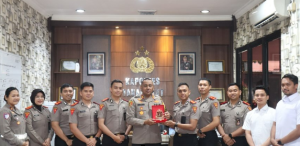 Kapolres Tanah Laut, AKBP Muhammad Junaeddy Johnny SIK MH, menerima kunjungan 7 mahasiswa PTIK. (wartabanjar.com - Ist. Humas)