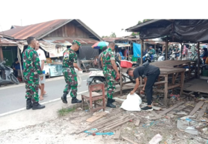 Prajurit Koramil Banjarmasin Utara membersihkan Pasar Feri di Alalak Selatan bersama warga setempat, Selasa. (wartabanjar.com - Ist. Pendim)