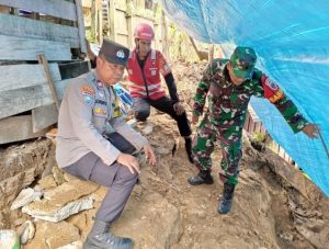 TNI, Polri dan BPBD melakukan evakuasi korban tanah longsor di Muara Rapak, Balikpapan Utara, Kalimantan Timur. (wartabanjar.com - Ist. Polda Kaltim)