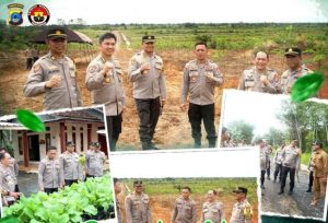 Tim Itwasum Polri didampingi Kapolres Tanah Bumbu, AKBP Arief Prasetya. monitoring dan evaluasi lahan ketahanan pangan di beberapa lokasi di Tanbu. wartabanjar.com - Humas)