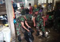 TNI Bersama Pedagang dan Warga Pemurus Baru Bersihkan Pasar Gawi Manuntung