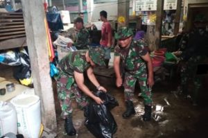 Anggota TNI dari Koramil Banjarmasin Selatan bersih-bersih Pasar Gawi Manuntung bersama pedagang dan warga Pemurus Baru, Kamis . (wartabanjar.com - Ist. Kodim)