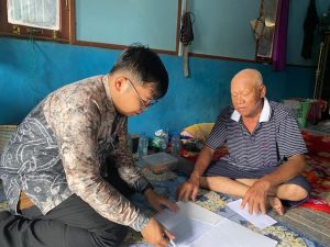 Baznas Kabupaten Balangan menyerahkan bantuan kemanusiaan untuk lansia, Kamis. (wartabanjar.com - Ist. Dok. Baznas Balangan)