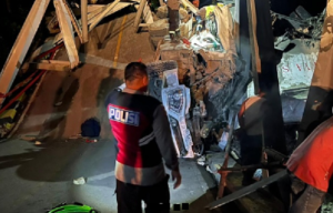 Jajaran Polres Paser berada di lokasi setelah mengetahui kecelakaan tunggal di Jembatan Busui. (wartabanjar.com - Ist. Humas Polres Paser)