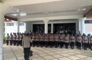 Polres Tanah Laut menggelar apel di halaman gedung DPRD untuk persiapan pengaman aksi warga. (wartabanjar.com - Ist. Humas)