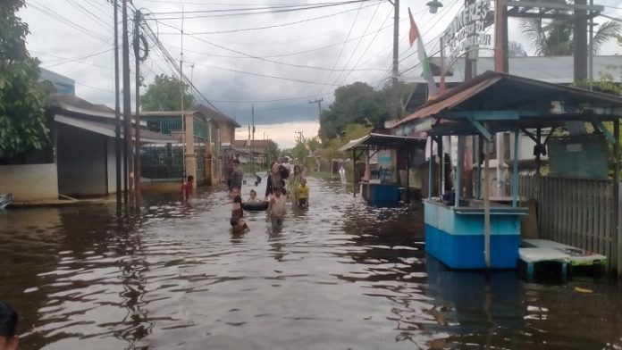 Jalan Cempaka, Martapura, terendam akibat hujan dan sungai yang mengalami pasang tinggi. (wartabanjar.com - Rizky)