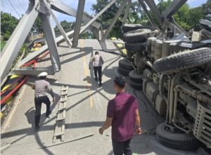 Kapolres Paser meninjau jembatan Busui yang rusak setelah ditabrak truk tronton. (wartabanjar.com - Ist. Humas)