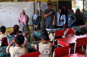 Ketua DPRD Kota Banjarmasin, Rikval Fachruri, bersama Komisi IV meninjau MBG di SDN Pangeran 3, Banjarmasin Utara, Kamis. (wartabanjar.com - Ist. Humpro)