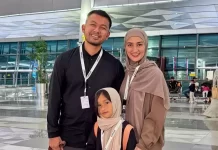 Atiqah Hasiholan Berangkat Umrah Saat Malam Tahun Baru