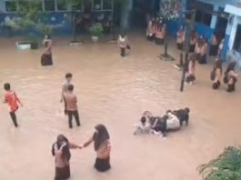 Halaman Sekolah MTS Miftahul Khairiyah di Cempaka Banjir