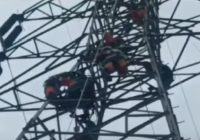 Pemuda Nekat Naiki Tower Setinggi 25 Meter di Mempawah
