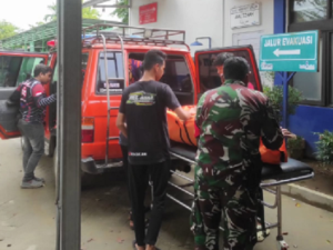 Proses evakuasi jasad Sumiati. (wartabanjar.com - Ist, Kodim HST)