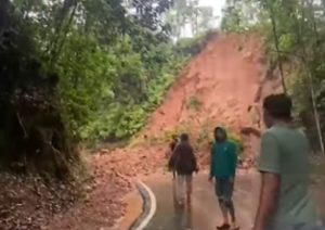 Tanah longsor di Desa Tiwingan Lama, Riam Kanan, membuat jalan tertutup tanah merah. (wartabanjar.com - Ist. Kiriman warga)