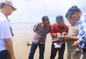 Tim dari KKP bersama jajaran Pemkab Tanah Laut meninjau lokasi rencana tambak udang moderen di Desa Kuala Tambangan, Kecamatan Takisung, Tanah Laut. (wartabanjar.com - Ist. MC Tala)