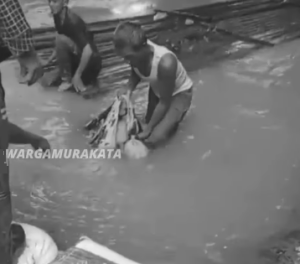 Warga mengevakuasi jasad yang ditemukan hanyut mengambang di Sungai Desa Pajukungan, Barabai, Kabupaten HST, Minggu pagi. (wartabanjar.com - Ist. @wargamurakata)