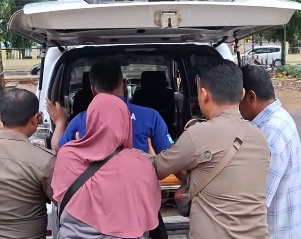 ODGJ (baju biru) diamankan Satpol PP dan Damkar Kabupaten Tanah Laut bersama Polsek Pelaihari karena sering membuat resah. (wartabanjar.com - Ist. Satpol PP Tala)