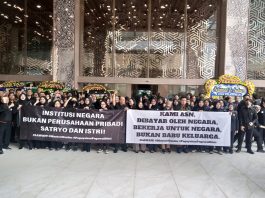ASN Kemendikti Demo Menteri Dikti 'Suka Main Tampar dan Main Pecat'