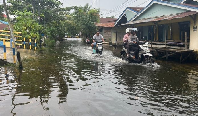 Kondisi kawasan Jalan Prona I terendam banjir, Selasa. (wartabanjar.com - Iqnatius Aprianus)