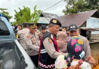 Kapolres Tala Sambangi Korban Banjir di Desa Benua Raya, Bagikan Ratusan Nasi Bungkus