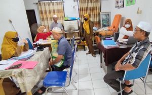 Pemeriksaan calon jemaah haji Kota Banjarmasin menjalani pemeriksaan di salah satu Puskesmas. (wartabanjar.com - Ist. Dinkes Bjm)