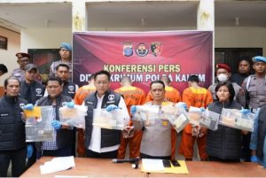 Polda Kaltim menggelar konferensi pers pengungkapan kasus pencurian dengan pemberatan dengan barang bukti puluhan kendaraan roda dua. (wartabanjar.com - Ist. Humas)
