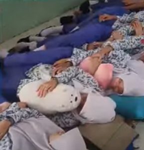 Program tidur siang pelajar SMPN 39 Surabaya. (Youtube Warta Banjar)