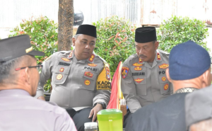 Kapolres Tanah Laut, AKBP Muhammad Junaeddy Johnny SIK MH, melayat ke rumah anggota yang meninggal dunia. (wartabanjar.com - Ist. Humas Tala)