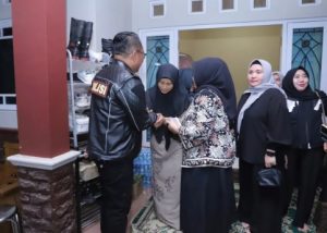 Kapolresta Banjarmasin, Kombes Pol Cuncun Kurniadi didampingi istri melayat ke kediaman anggota yang meninggal dunia. (wartabanjar.com - Ist. Humas)