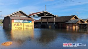 Kondisi banjir di Landasan Ulin Selatan sudah merendam rumah hingga sebagian warga terpaksa dievakuasi ke tenda darurat, Kamis. (wartabanjar.com - Muhammad Ahdiannoor)