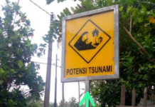 Setelah Pagar Bambu, Pantai Tangerang Mendadak Ada Pelang 'Potensi Tsunami', Warga Heran Kapan Dipasang